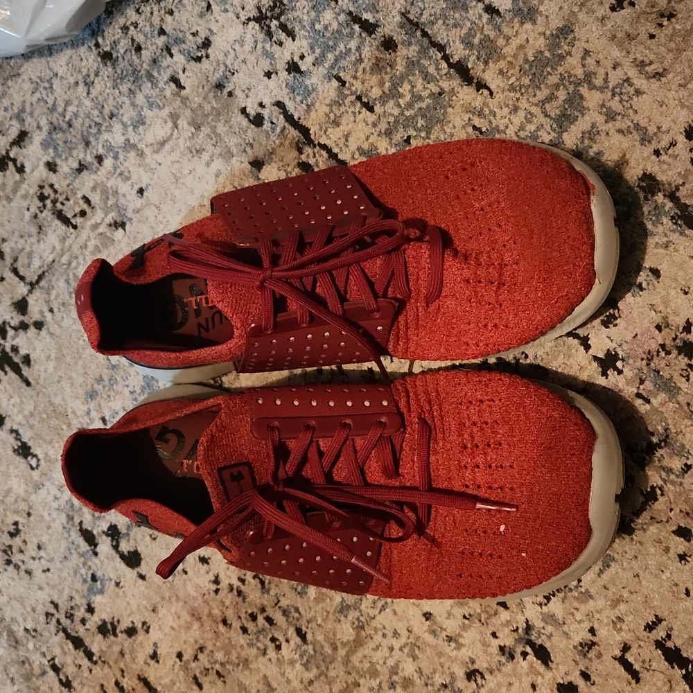 UNDER ARMOUR RUNNING SHOES